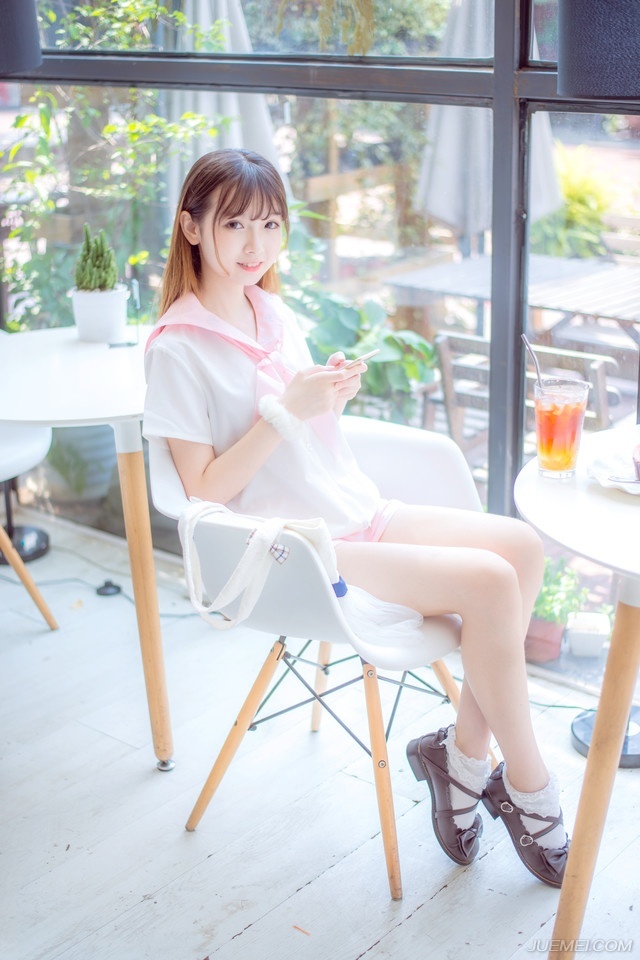 若要结婚，就嫁给一个视你如宝贝的男人，他会宽容你的小毛病，原谅你的不周到;他能照顾你，仿佛你是他的小妹妹;他能溺爱你，仿佛你是他的小宠物;他能赶走你偶尔冒出来的坏情绪，他能抱着你睡觉，给你做枕头，冬天不嫌你冷，夏天不嫌你热。