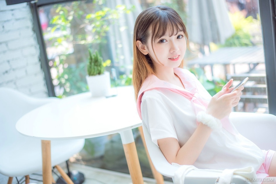 如果说生活是一种姿态，我宁愿选择冷漠;如果说对待一份感情，包括友情和亲情，我宁愿选择冷淡无情。可惜人总非草木，往往总在交叉处令你左右为难!人总喜欢在利益面前根根计较，总为利益去伤害彼此间的感情!这难道就是人生存的本能吗?人生就这么讽刺吗?你不找事，事找上你，会有水落石出的一天!也许这只是一场闹剧，因为我不相信它能凭空消失。人心怎么说呢?穷，会被瞧不起，会被亲情冷漠。富，身边的都是荣耀奉承。